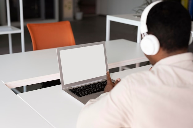 Free photo close up employee wearing headphones