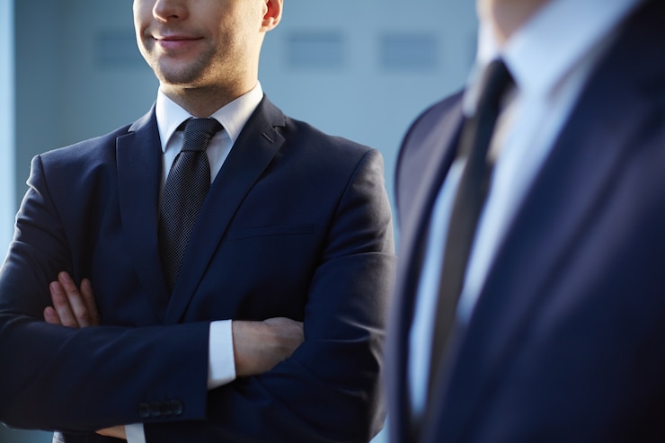 Free Photo close-up of employee with crossed arms
