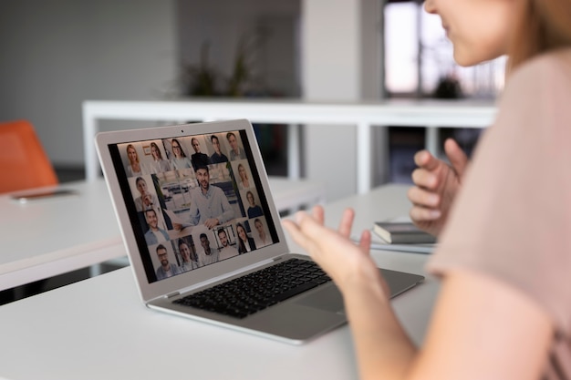 Free photo close up employees in online meeting