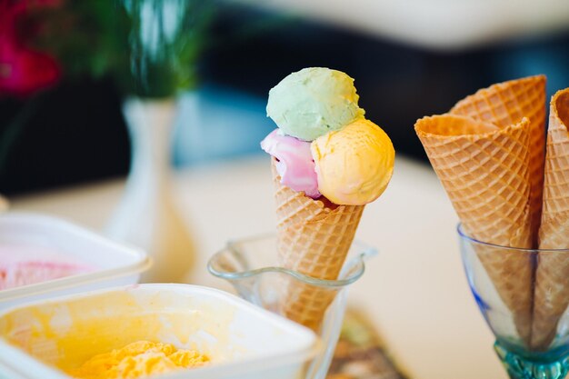 アイスクリームのためのガラスの空のワッフルコーンのクローズアップ夏の暑さに最適なバーのカフェでアイスクリームのためのおいしくて甘い形食べ物と砂漠の概念