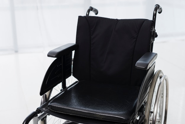 Free photo close-up of an empty wheelchair in a room