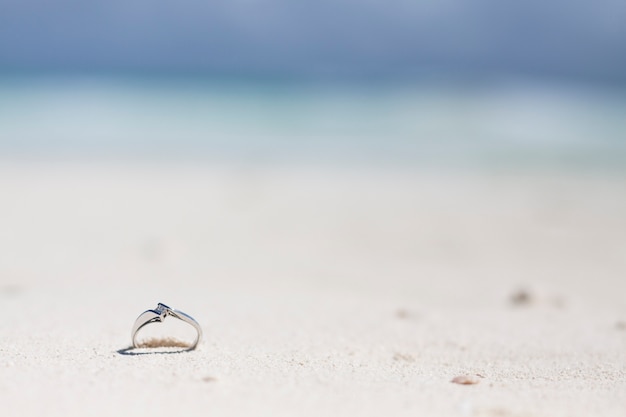 모래에 근접 약혼 반지