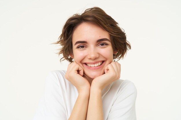 興奮してカメラを見て期待を抱いて望む若いブルネットの女性の接写
