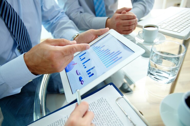 Free Photo close-up of executive pointing to a graph