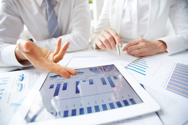 Free Photo close-up of executive presenting the annual results