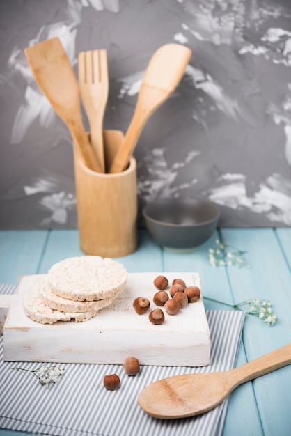 Free photo close-up expanded rice on wooden board