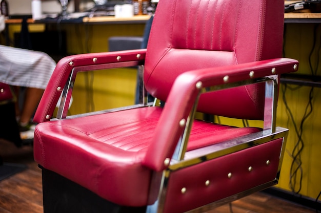 Крупный план дорогой парикмахерской стул