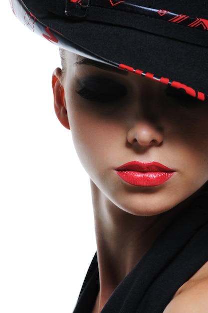 Free photo close-up expressive portrait of glamour fashionable woman with bright red sexy lips