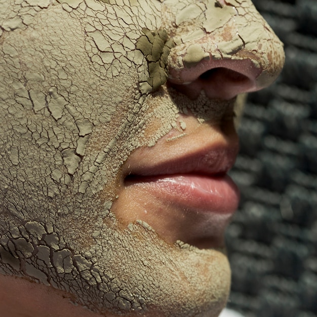 클로즈업 얼굴 진흙 치료