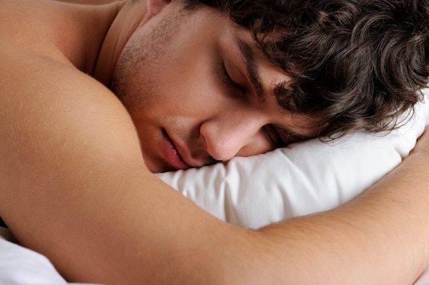 Крупным планом лицо спящего молодого красивого мужчины