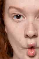 Foto gratuita primo piano sulla texture dei pori del viso