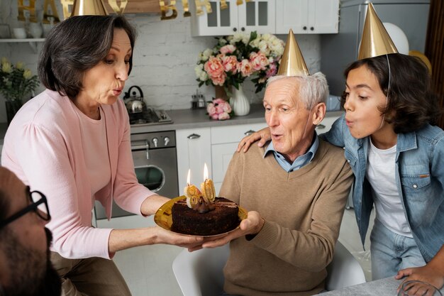 誕生日を祝う家族をクローズアップ