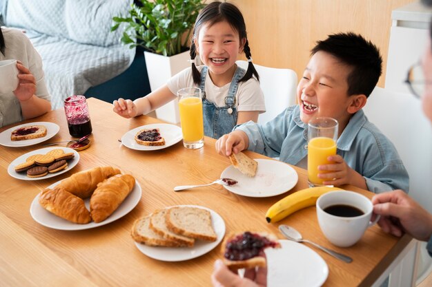 一緒に食事をする家族を閉じる