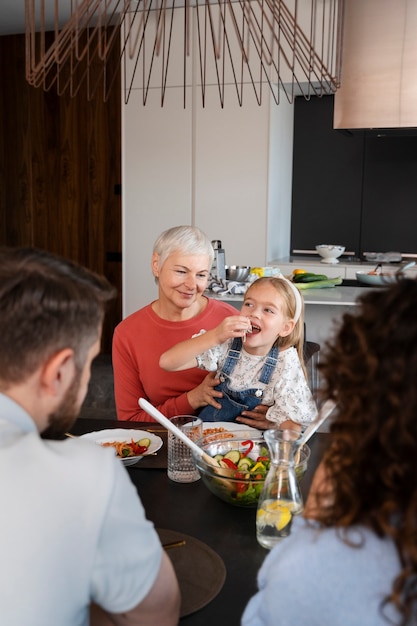 Foto gratuita primo piano sulla famiglia che si gode il cibo insieme