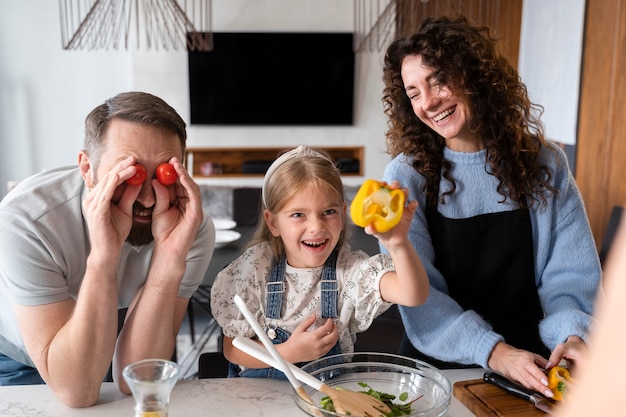 Foto gratuita primo piano sulla famiglia che si gode il cibo insieme