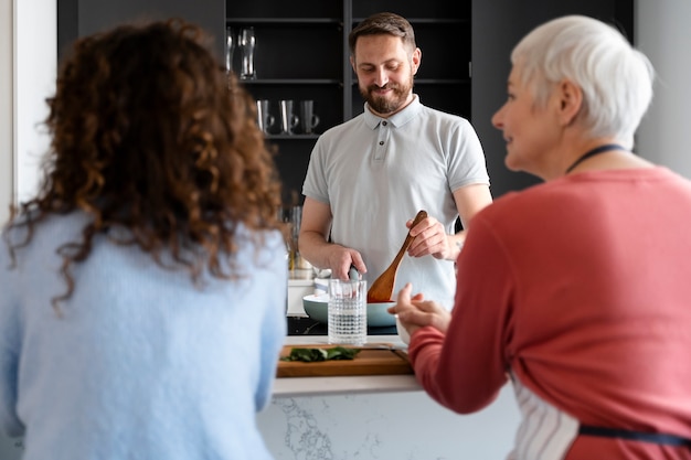 Foto gratuita primo piano sulla famiglia che si gode il cibo insieme