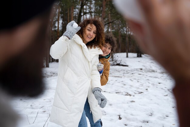 Foto gratuita chiuda sulla famiglia divertendosi all'aperto