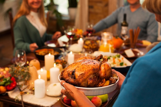 Membri della famiglia del primo piano a cena