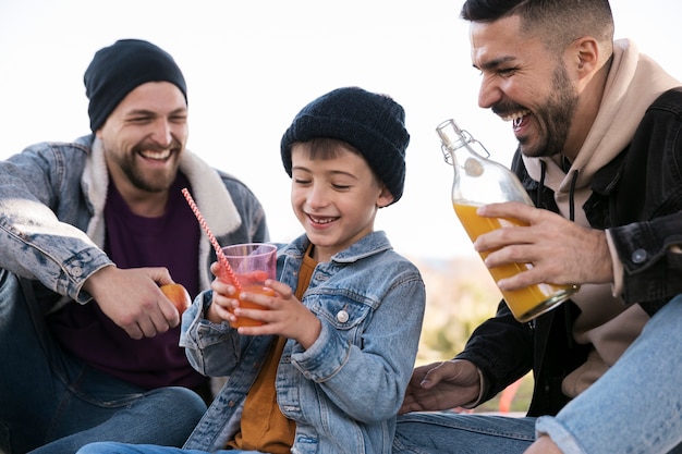 Foto gratuita chiudere i membri della famiglia con un drink?