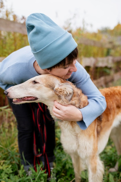 Free photo close up on farmer spending time with dog