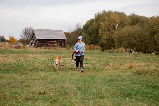 犬と一緒に時間を過ごす農家のクローズアップ