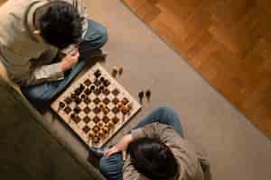 Foto gratuita chiuda in su padre e ragazzo che giocano a scacchi