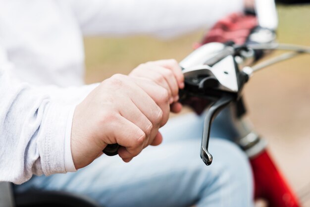 自転車ハンドルを保持父と娘を閉じる