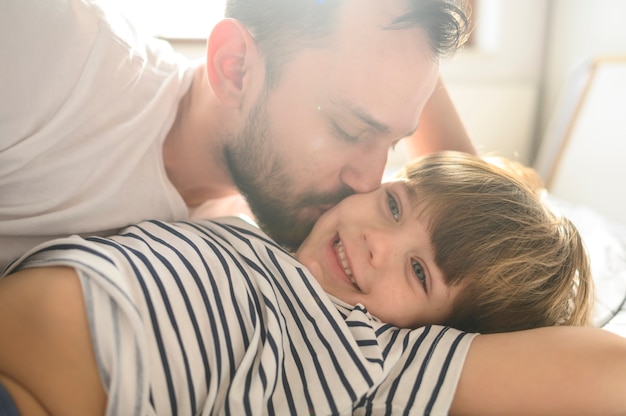 Foto gratuita bambino baciante del padre del primo piano