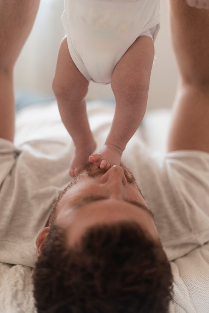 Foto gratuita padre del primo piano che gioca con il suo bambino