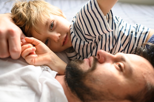 Foto gratuita primo piano padre e figlio insieme