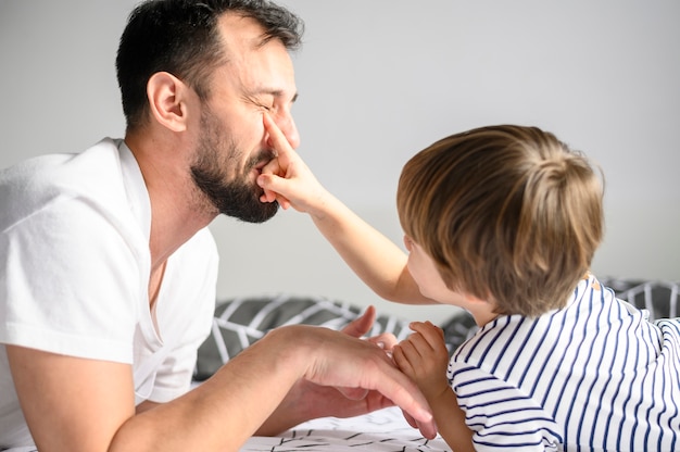 Foto gratuita padre del primo piano che passa tempo con il figlio