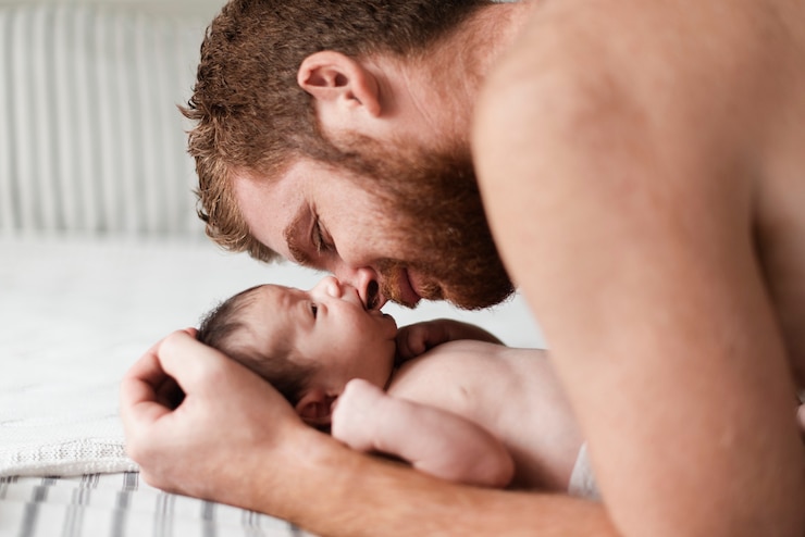 Free Photo close-up father with baby in bed