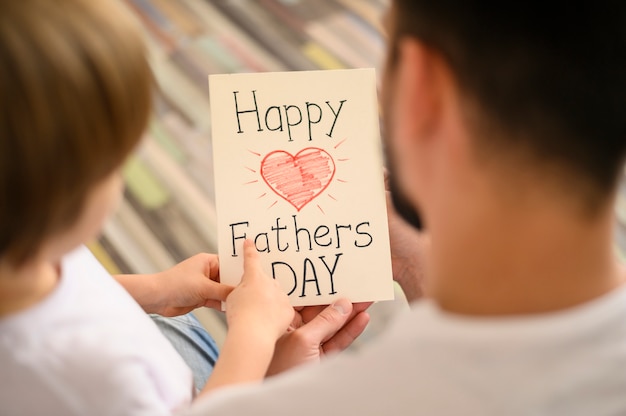 Foto gratuita padre del primo piano con la cartolina d'auguri