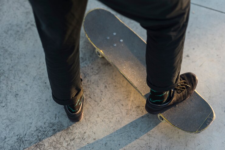 Free Photo close-up of feet practising with the skateboard