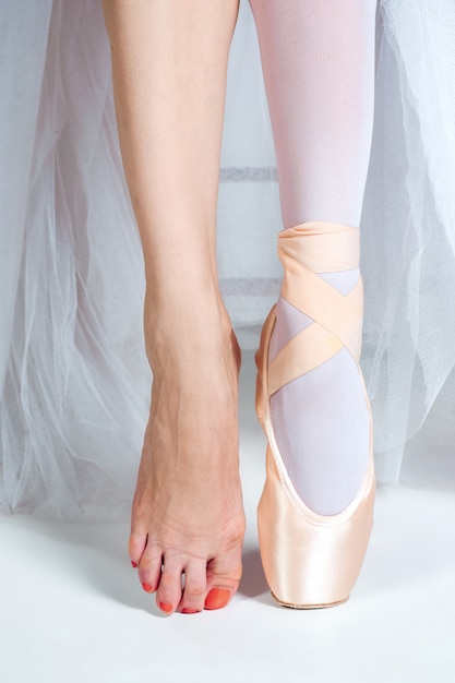Free photo the close-up feet of young ballerina in pointe shoes