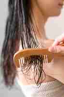 Бесплатное фото Крупный план женского расчесывания волос