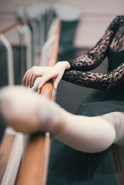 Foto gratuita chiuda in su dei piedi del danzatore femminile