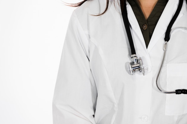 Free photo close-up of female doctor with stethoscope around her neck isolated on white backdrop