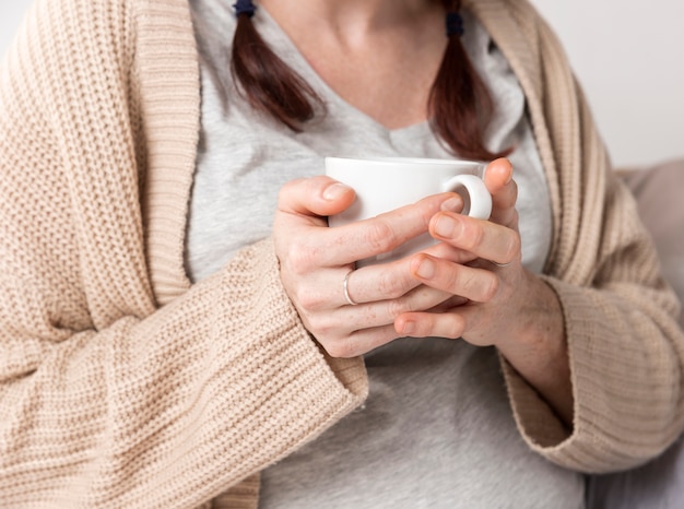 お茶のカップを楽しむクローズアップ女性