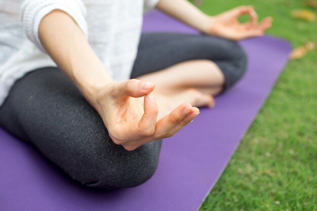 女性、手、身に着けていること、zen、屋外