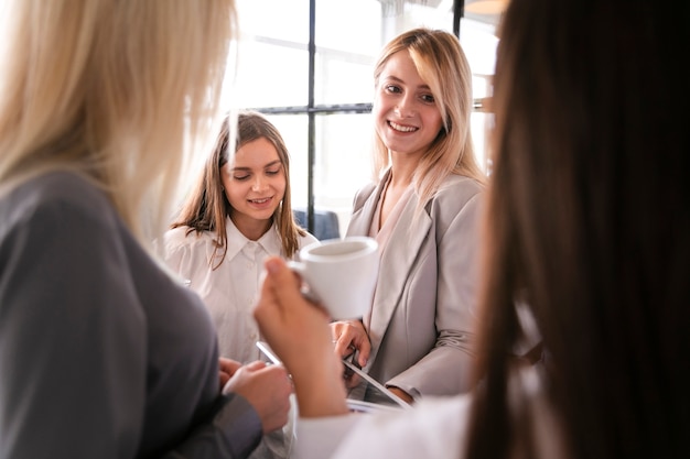 Foto gratuita primo piano incontro femminile al lavoro