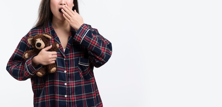 免費 Photo 身穿睡衣的近距離女性在打哈欠