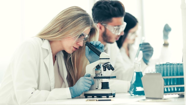 현대 실험실에서 일하는 여성 과학자를 닫습니다. 과학과 건강