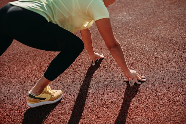 朝の実行の準備をしているスポーツウェアの女性のクローズアップ