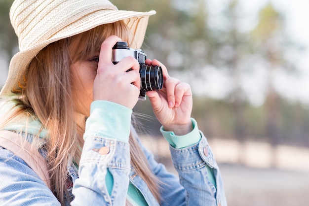 カメラで写真を撮る女性観光客のクローズアップ