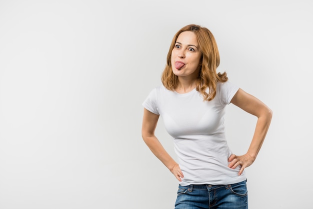 Foto gratuita primo piano di una donna femminile che prende in giro contro il contesto bianco