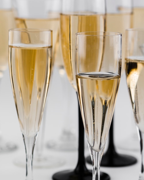 Free photo close-up of filled champagne glasses