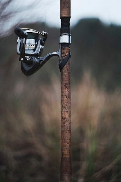 Primo piano di una canna da pesca contro sfondo sfocato