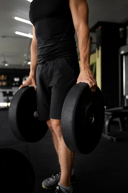 Uomo in forma ravvicinata che si allena in palestra