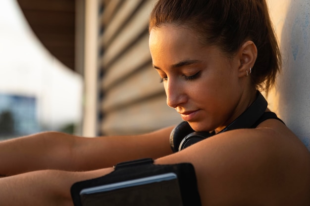 Foto gratuita donna adatta del primo piano con il telefono